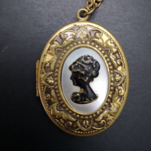 Vintage Victorian Mother of Pearl Black & Gold Tone Cameo Locket - Picture 5 of 5